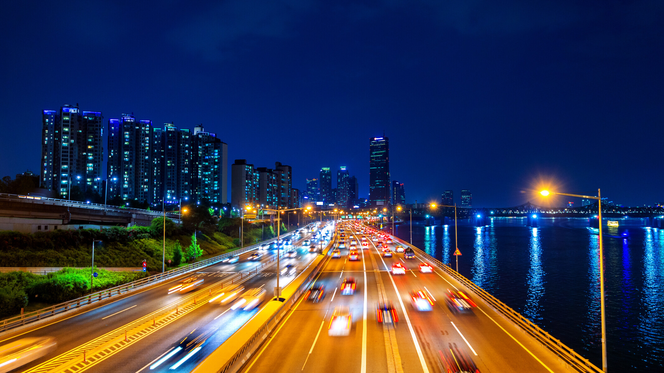 beautyful-traffic-seoul-night-cityscape-south-korea-with-motion-blur.jpg