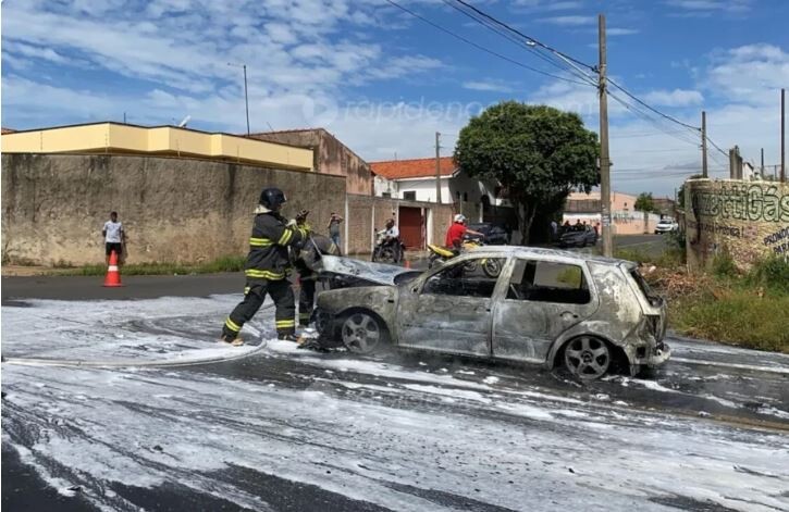 funcionario-de-lava-jato-dirige-carro-que-pega-fogo-sem-seguro-veiculo-sofre-perda-total