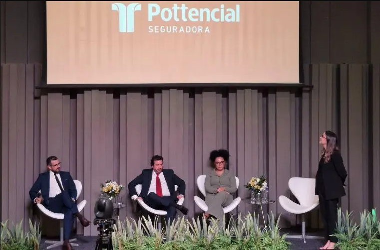 'pottencial-seguradora-participa-do-x-congresso-de-licitacoes-e-contratos-administrativos-da-oab-sc-'