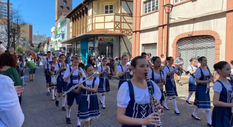 'blumenau-celebra-174-anos-com-tradicional-desfile-civico-'