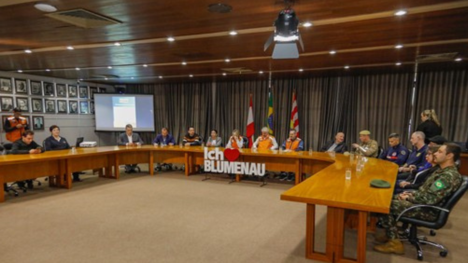 sindsegsc-participa-da-solenidade-de-abertura-do-julho-laranja-em-blumenau
