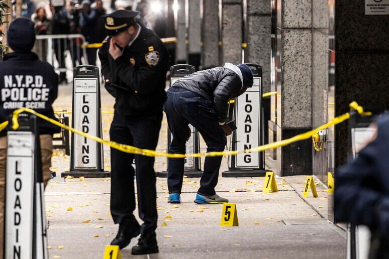 ceo-de-seguradora-de-saude-e-morto-a-tiros-em-frente-a-hotel-de-luxo-em-nova-york